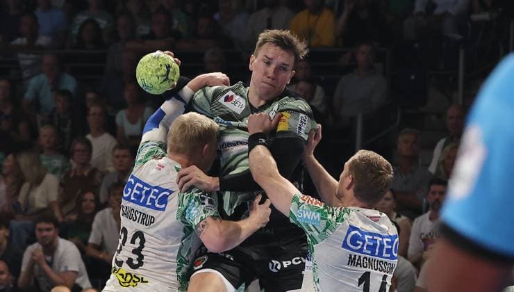 Magnus Saugstrup, Lasse Andersson, Omar Ingi Magnusson Zweikampf Spielszene Aktion Handball HBL Bundesliga Herren 3. Spieltag Saison 2025 2026 06.09.2025 Füchse Berlin vs SC Magdeburg SCM