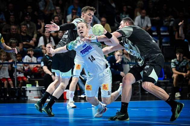 06.09.2025, xlakx, Handball Daikin HBL, Fuechse Berlin - SC Magdeburg v.l. Lasse Andersson (Fuechse Berlin), Omar Ingi Magnusson (SC Magdeburg), Mijajlo Marsenic (Fuechse Berlin) Zweikampf, Duell, Kampf, tackle Berlin
