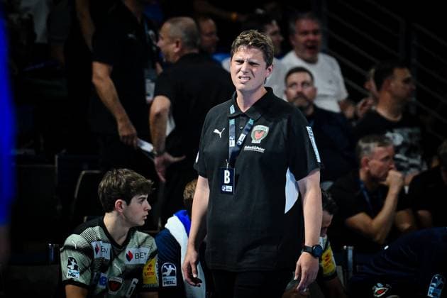 06.09.2025, xlakx, Handball Daikin HBL, Fuechse Berlin - SC Magdeburg v.l. Nicolej Krickau (Fuechse Berlin Trainer) enttaeuscht, schaut enttaeuscht, niedergeschlagen, disappointed Berlin