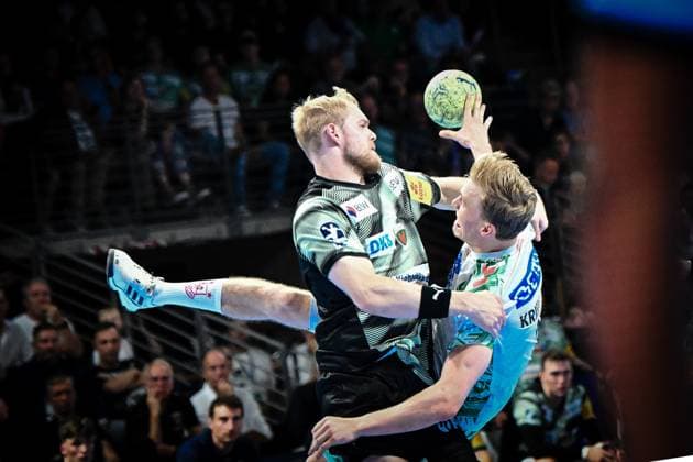 06.09.2025, xlakx, Handball Daikin HBL, Fuechse Berlin - SC Magdeburg v.l. Matthes Langhoff (Fuechse Berlin), Gisli Kristjansson (SC Magdeburg), Zweikampf, Duell, Kampf, tackle Berlin