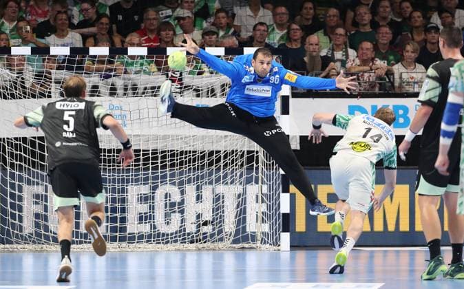 Omar Ingi Magnusson erzielt ein Tor gegen Torwart Dejan Milosavljev Zweikampf Spielszene Aktion Handball HBL Bundesliga Herren 3. Spieltag Saison 2025 2026 06.09.2025 Füchse Berlin vs SC Magdeburg SCM