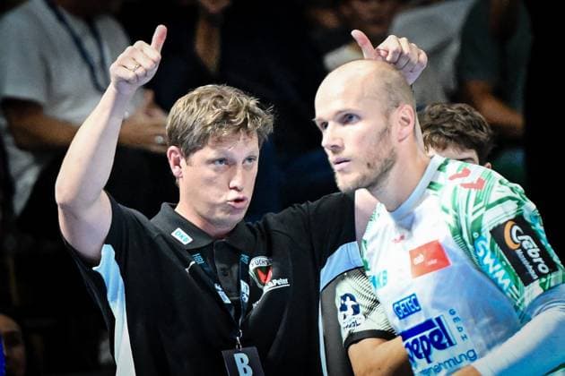 06.09.2025, xlakx, Handball Daikin HBL, Fuechse Berlin - SC Magdeburg v.l. Nicolej Krickau (Fuechse Berlin Trainer) gibt Anweisungen, gestikuliert mit den Armen, gesticulate, gives instructions Berlin