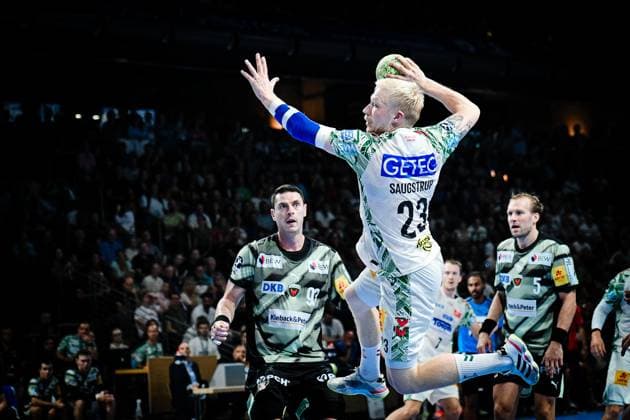 06.09.2025, xlakx, Handball Daikin HBL, Fuechse Berlin - SC Magdeburg v.l. Mijajlo Marsenic (Fuechse Berlin), Magnus Saugstrup (SC Magdeburg) setzt zum Sprungwurf an Berlin