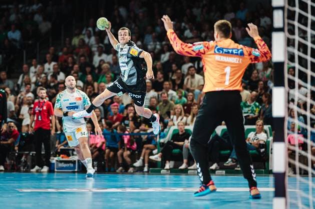 HBL: Füchse Berlin vs. SC Magdeburg, 06.09.25 Tim Freihöfer (Füchse Berlin, 20) wirft aufs Tor; Füchse Berlin vs. SC Magdeburg am 06.09.2025 in der Max-Schmeling-Halle, Berlin Copyright: xBEAUTIFULxSPORTS Tonhäuserx