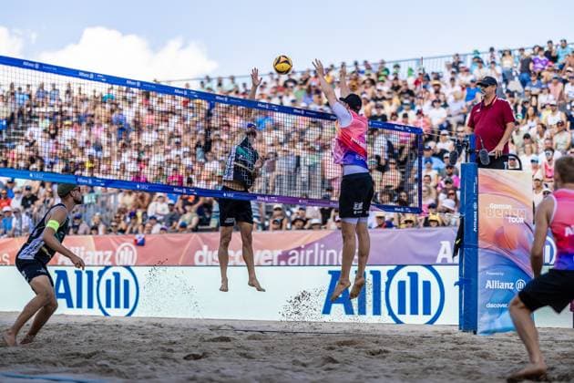 Beachvolleyball I Deutsche Meisterschaften 2025 I Timmendorfer Strand I Tag 3 I 06.09.2025 Angriff Jonas Sagstetter (Eintracht Spontent) gegen Robin Sowa (FC St. Pauli) Timmendorfer Strand Schleswig-Holstein Deutschland Copyright: xLobeca JasperxLorenzx
