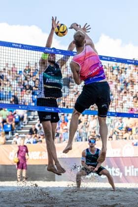 Beachvolleyball I Deutsche Meisterschaften 2025 I Timmendorfer Strand I Tag 3 I 06.09.2025 Im Block Benedikt Sagstetter (Eintracht Spontent) gegen Jonas Reinhardt (Beach Verein Mainz e.V.) Timmendorfer Strand Schleswig-Holstein Deutschland Copyright: xLobeca JasperxLorenzx