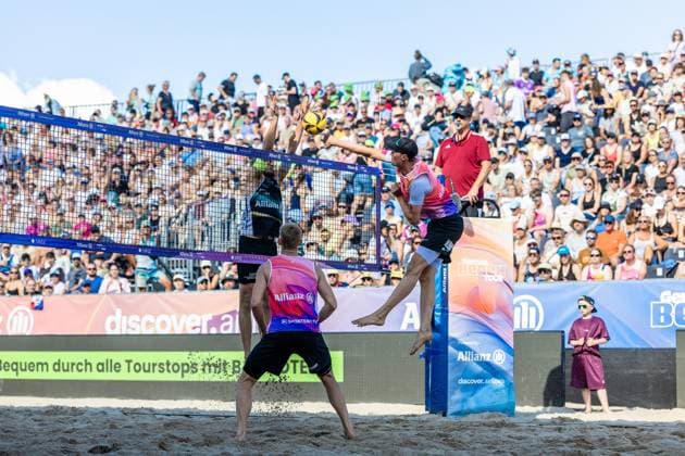 Beachvolleyball I Deutsche Meisterschaften 2025 I Timmendorfer Strand I Tag 3 I 06.09.2025 Benedikt Sagstetter (Eintracht Spontent) blockt den Angriff von Robin Sowa (FC St. Pauli) Timmendorfer Strand Schleswig-Holstein Deutschland Copyright: xLobeca JasperxLorenzx