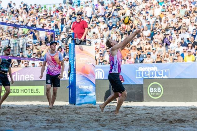 Beachvolleyball I Deutsche Meisterschaften 2025 I Timmendorfer Strand I Tag 3 I 06.09.2025 Jonas Reinhardt (Beach Verein Mainz e.V.) spielt den Ball rückwärts Timmendorfer Strand Schleswig-Holstein Deutschland Copyright: xLobeca JasperxLorenzx