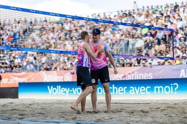 Beachvolleyball I Deutsche Meisterschaften 2025 I Timmendorfer Strand I Tag 3 I 06.09.2025 Jonas Reinhardt (Beach Verein Mainz e.V.) und Robin Sowa (FC St. Pauli) klatschen sich ab Timmendorfer Strand Schleswig-Holstein Deutschland Copyright: xLobeca JasperxLorenzx
