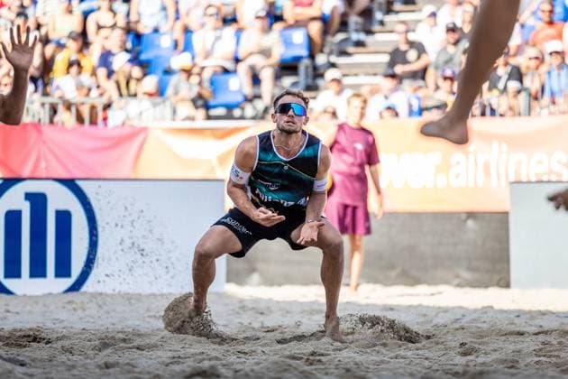 Beachvolleyball I Deutsche Meisterschaften 2025 I Timmendorfer Strand I Tag 3 I 06.09.2025 Jonas Sagstetter (Eintracht Spontent) steht in der Abwehr bereit Timmendorfer Strand Schleswig-Holstein Deutschland Copyright: xLobeca JasperxLorenzx