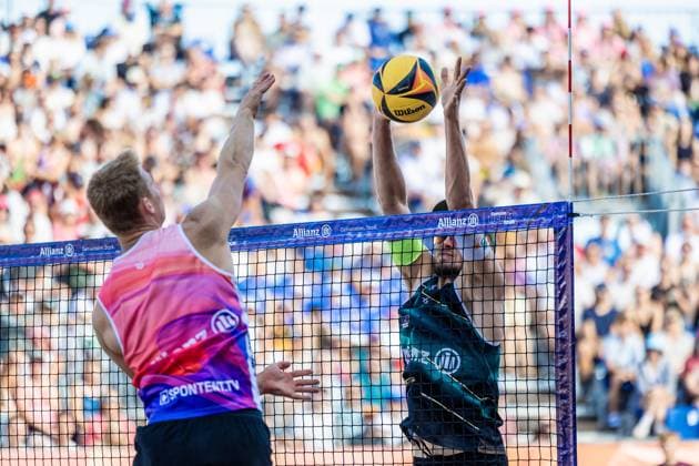 Beachvolleyball I Deutsche Meisterschaften 2025 I Timmendorfer Strand I Tag 3 I 06.09.2025 Jonas Reinhardt (Beach Verein Mainz e.V.) schlägt in den Block von Benedikt Sagstetter (Eintracht Spontent) Timmendorfer Strand Schleswig-Holstein Deutschland Copyright: xLobeca JasperxLorenzx