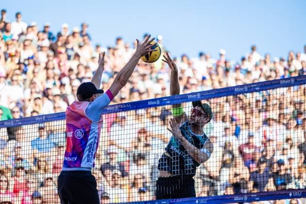 Beachvolleyball I Deutsche Meisterschaften 2025 I Timmendorfer Strand I Tag 3 I 06.09.2025 Im Block Robin Sowa (FC St. Pauli) gegen Angreifer Benedikt Sagstetter (Eintracht Spontent) Timmendorfer Strand Schleswig-Holstein Deutschland Copyright: xLobeca JasperxLorenzx