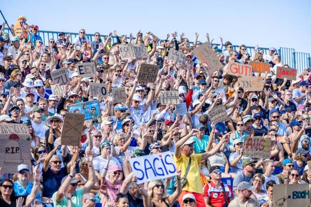 Beachvolleyball I Deutsche Meisterschaften 2025 I Timmendorfer Strand I Tag 3 I 06.09.2025 Fans halten selbstgebastelte Schilder in die Luft Timmendorfer Strand Schleswig-Holstein Deutschland Copyright: xLobeca JasperxLorenzx