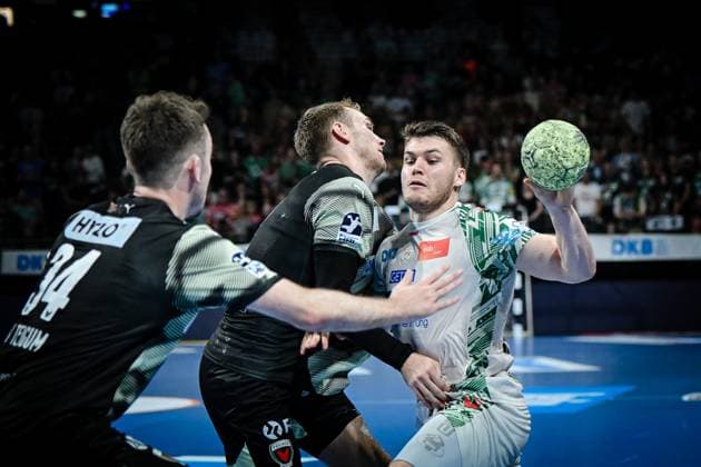 06.09.2025, xlakx, Handball Daikin HBL, Fuechse Berlin - SC Magdeburg v.l. Mathias Gidsel (Fuechse Berlin), Elvar Oern Jonsson (SC Magdeburg), Zweikampf, Duell, Kampf, tackle Berlin