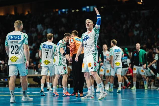 HBL: Füchse Berlin vs. SC Magdeburg, 06.09.25 Magnus Saugstrup (SC Magdeburg, 23) feuert die Fans an; Füchse Berlin vs. SC Magdeburg am 06.09.2025 in der Max-Schmeling-Halle, Berlin Copyright: xBEAUTIFULxSPORTS Tonhäuserx