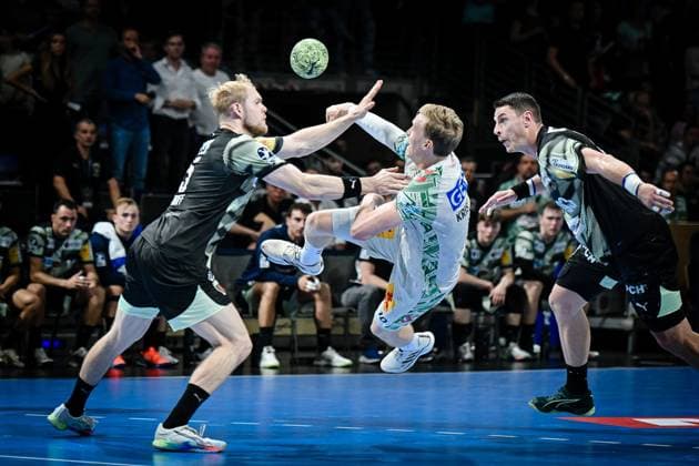 06.09.2025, xlakx, Handball Daikin HBL, Fuechse Berlin - SC Magdeburg v.l. Matthes Langhoff (Fuechse Berlin),Gisli Kristjansson (SC Magdeburg),Mijajlo Marsenic (Fuechse Berlin) Zweikampf, Duell, Kampf, tackle Berlin