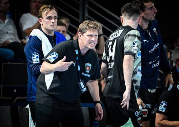 06.09.2025, xlakx, Handball Daikin HBL, Fuechse Berlin - SC Magdeburg v.l. Nicolej Krickau (Fuechse Berlin Trainer) gibt Anweisungen, gestikuliert mit den Armen, gesticulate, gives instructions Berlin