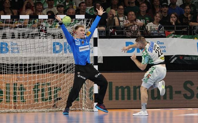 Torwart Lasse Ludwig hält gegen Lukas Mertens Zweikampf Spielszene Aktion Handball HBL Bundesliga Herren 3. Spieltag Saison 2025 2026 06.09.2025 Füchse Berlin vs SC Magdeburg SCM