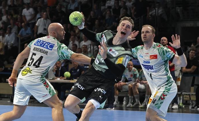 Oscar Bergendahl, Lasse Andersson am Ball, Omar Ingi Magnusson Zweikampf Spielszene Aktion Handball HBL Bundesliga Herren 3. Spieltag Saison 2025 2026 06.09.2025 Füchse Berlin vs SC Magdeburg SCM