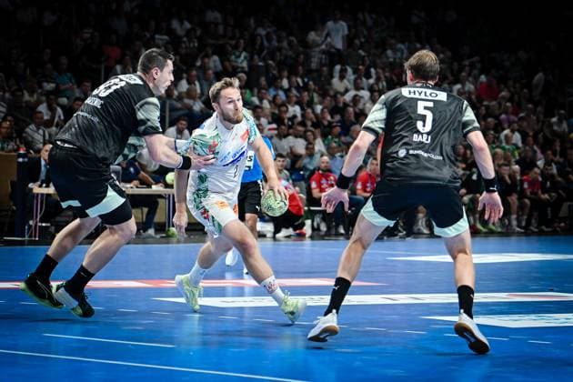 06.09.2025, xlakx, Handball Daikin HBL, Fuechse Berlin - SC Magdeburg v.l. Mijajlo Marsenic (Fuechse Berlin), Albin Lagergren (SC Magdeburg), Max Darj (Fuechse Berlin) Zweikampf, Duell, Kampf, tackle Berlin