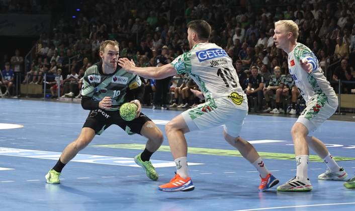 Mathias Gidsel am Ball, Elvar Örn Jonsson Zweikampf Spielszene Aktion Handball HBL Bundesliga Herren 3. Spieltag Saison 2025 2026 06.09.2025 Füchse Berlin vs SC Magdeburg SCM