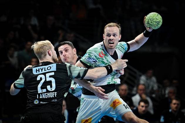 06.09.2025, xlakx, Handball Daikin HBL, Fuechse Berlin - SC Magdeburg v.l. Matthes Langhoff (Fuechse Berlin), Mijajlo Marsenic (Fuechse Berlin), Omar Ingi Magnusson (SC Magdeburg) setzt zum Sprungwurf an Berlin