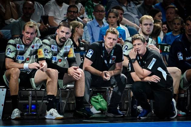 06.09.2025, xlakx, Handball Daikin HBL, Fuechse Berlin - SC Magdeburg v.l. Max Darj (Fuechse Berlin),Fabian Wiede (Fuechse Berlin),Maximilian Rinderle (Fuechse Berlin Co.Trainer),Nicolej Krickau (Fuechse Berlin Trainer) enttaeuscht, schaut enttaeuscht, niedergeschlagen, disappointed Berlin