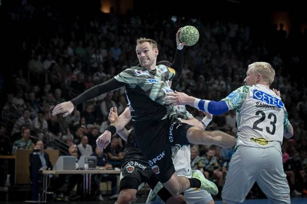06.09.2025, xlakx, Handball Daikin HBL, Fuechse Berlin - SC Magdeburg v.l. Mathias Gidsel (Fuechse Berlin), Magnus Saugstrup (SC Magdeburg) setzt zum Sprungwurf Berlin