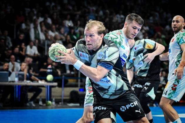 06.09.2025, xlakx, Handball Daikin HBL, Fuechse Berlin - SC Magdeburg v.l. Max Darj (Fuechse Berlin), Elvar Oern Jonsson (SC Magdeburg) Zweikampf, Duell, Kampf, tackle Berlin