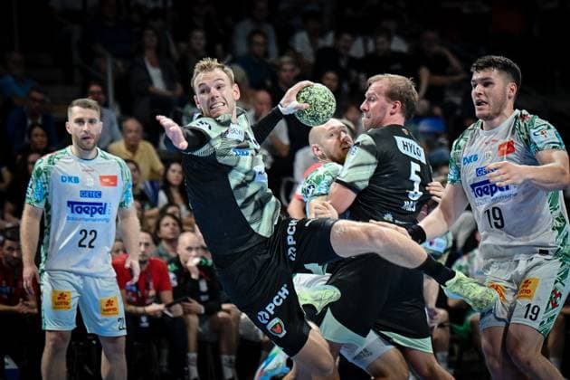 06.09.2025, xlakx, Handball Daikin HBL, Fuechse Berlin - SC Magdeburg v.l. Mathias Gidsel (Fuechse Berlin), Max Darj (Fuechse Berlin), Elvar Oern Jonsson (SC Magdeburg) setzt zum Sprungwurf an Berlin
