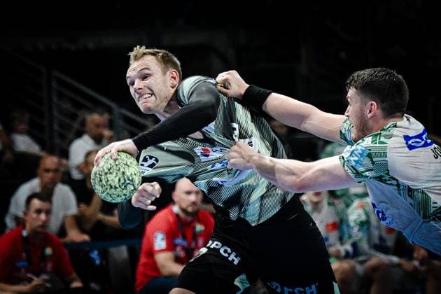 06.09.2025, xlakx, Handball Daikin HBL, Fuechse Berlin - SC Magdeburg v.l. Mathias Gidsel (Fuechse Berlin), Elvar Oern Jonsson (SC Magdeburg) Zweikampf, Duell, Kampf, tackle Berlin