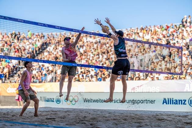 Beachvolleyball I Deutsche Meisterschaften 2025 I Timmendorfer Strand I Tag 3 I 06.09.2025 Philipp Konstantin Huster (ETV Hamburg) schlägt in den Block von Nils Ehlers (ETV Hamburg) Timmendorfer Strand Schleswig-Holstein Deutschland Copyright: xLobeca JasperxLorenzx