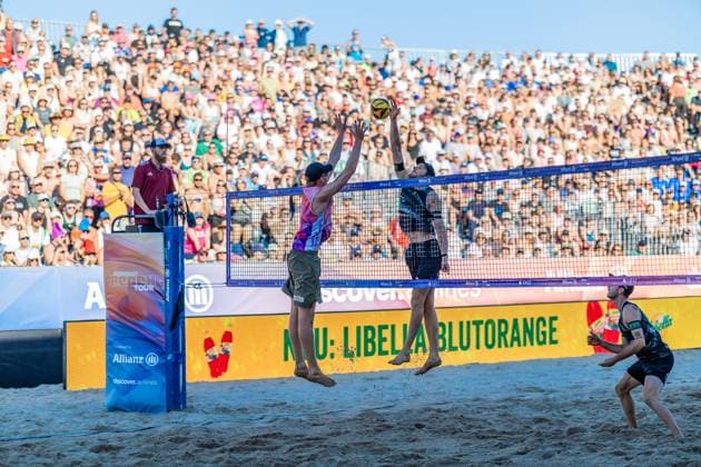 Beachvolleyball I Deutsche Meisterschaften 2025 I Timmendorfer Strand I Tag 3 I 06.09.2025 Philipp Konstantin Huster (ETV Hamburg) springt zum Block gegen Nils Ehlers (ETV Hamburg) Timmendorfer Strand Schleswig-Holstein Deutschland Copyright: xLobeca JasperxLorenzx