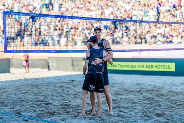 Beachvolleyball I Deutsche Meisterschaften 2025 I Timmendorfer Strand I Tag 3 I 06.09.2025 Clemens Wickler (vorne, ETV Hamburg) und Nils Ehlers (ETV Hamburg) umarmen sich nach ihrem Sieg Timmendorfer Strand Schleswig-Holstein Deutschland Copyright: xLobeca JasperxLorenzx
