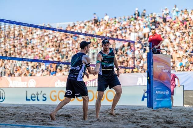 Beachvolleyball I Deutsche Meisterschaften 2025 I Timmendorfer Strand I Tag 3 I 06.09.2025 Clemens Wickler (ETV Hamburg) und Nils Ehlers (ETV Hamburg) klatschen sich ab Timmendorfer Strand Schleswig-Holstein Deutschland Copyright: xLobeca JasperxLorenzx