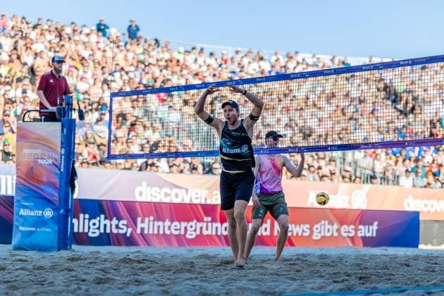 Beachvolleyball I Deutsche Meisterschaften 2025 I Timmendorfer Strand I Tag 3 I 06.09.2025 Nils Ehlers (ETV Hamburg) reißt die Arme in die Luft Timmendorfer Strand Schleswig-Holstein Deutschland Copyright: xLobeca JasperxLorenzx