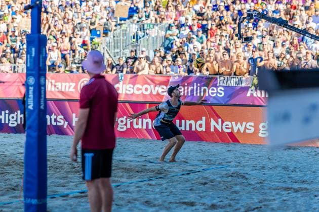 Beachvolleyball I Deutsche Meisterschaften 2025 I Timmendorfer Strand I Tag 3 I 06.09.2025 Clemens Wickler (ETV Hamburg) setzt zum Skyball an Timmendorfer Strand Schleswig-Holstein Deutschland Copyright: xLobeca JasperxLorenzx