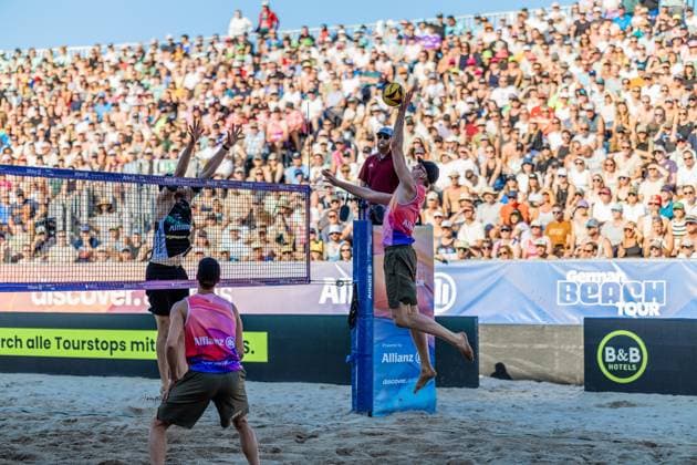 Beachvolleyball I Deutsche Meisterschaften 2025 I Timmendorfer Strand I Tag 3 I 06.09.2025 Nils Ehlers (ETV Hamburg) springt zum Block gegen Philipp Konstantin Huster (ETV Hamburg) Timmendorfer Strand Schleswig-Holstein Deutschland Copyright: xLobeca JasperxLorenzx