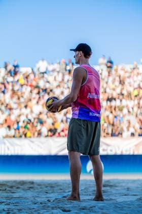 Beachvolleyball I Deutsche Meisterschaften 2025 I Timmendorfer Strand I Tag 3 I 06.09.2025 Aufschlag Max Just (ETV Hamburg) Timmendorfer Strand Schleswig-Holstein Deutschland Copyright: xLobeca JasperxLorenzx