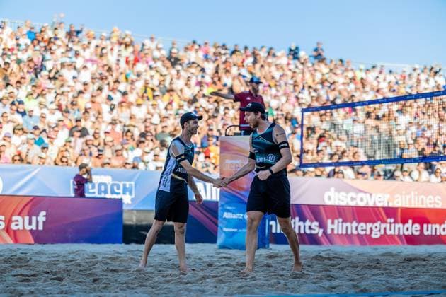 Beachvolleyball I Deutsche Meisterschaften 2025 I Timmendorfer Strand I Tag 3 I 06.09.2025 Clemens Wickler (ETV Hamburg) und Nils Ehlers (ETV Hamburg) klatschen sich ab Timmendorfer Strand Schleswig-Holstein Deutschland Copyright: xLobeca JasperxLorenzx