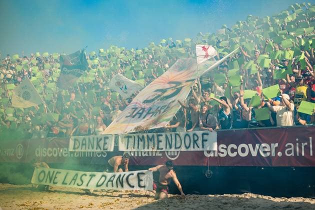 Beachvolleyball I Deutsche Meisterschaften 2025 I Timmendorfer Strand I Tag 3 I 06.09.2025 Die Fan-Gruppierung Fraktion Bräune mit einer Choreografie. Zuschauer halten grüne Schilder in die Luft. Es werden die Schriftzüge 33 Jahre, Danke Timmendorf und One last dance gezeigt. Grüne Pyrotechnik raucht. Timmendorfer Strand Schleswig-Holstein Deutschland Copyright: xLobeca JasperxLorenzx
