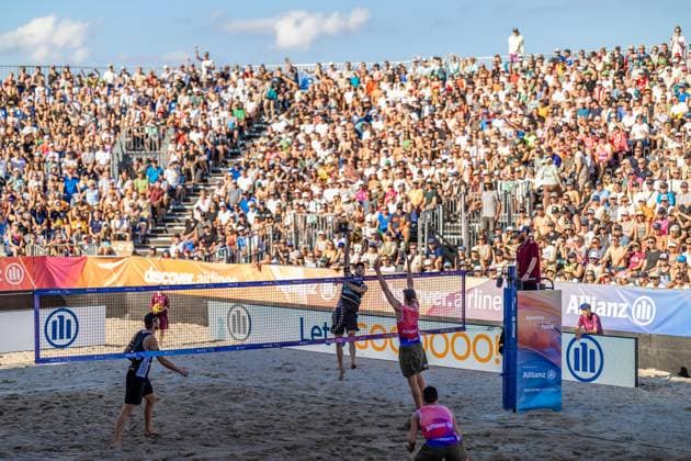 Beachvolleyball I Deutsche Meisterschaften 2025 I Timmendorfer Strand I Tag 3 I 06.09.2025 Clemens Wickler (ETV Hamburg) im Angriff gegen Philipp Konstantin Huster (ETV Hamburg) vor voller Kulisse Timmendorfer Strand Schleswig-Holstein Deutschland Copyright: xLobeca JasperxLorenzx