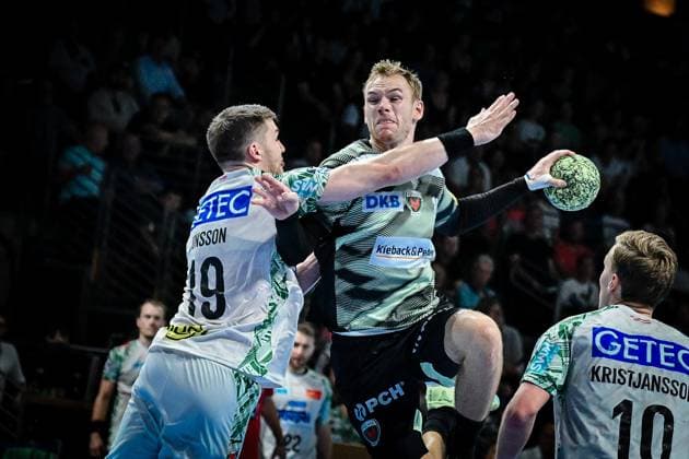 06.09.2025, xlakx, Handball Daikin HBL, Fuechse Berlin - SC Magdeburg v.l. Elvar Oern Jonsson (SC Magdeburg), Mathias Gidsel (Fuechse Berlin) setzt zum Sprungwurf an Berlin