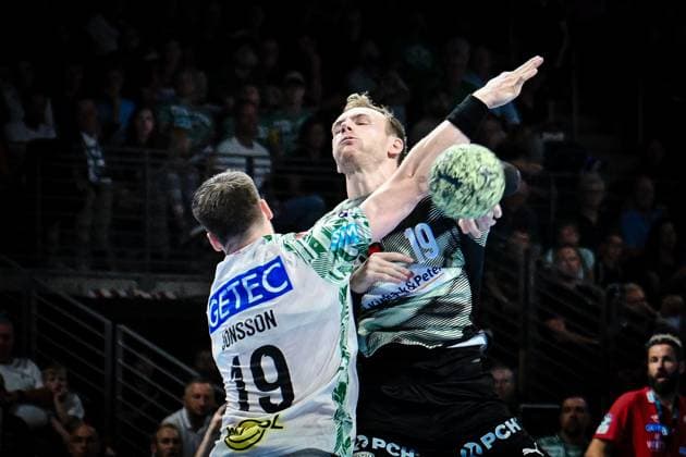 06.09.2025, xlakx, Handball Daikin HBL, Fuechse Berlin - SC Magdeburg v.l. Elvar Oern Jonsson (SC Magdeburg),Mathias Gidsel (Fuechse Berlin) Zweikampf, Duell, Kampf, tackle Berlin