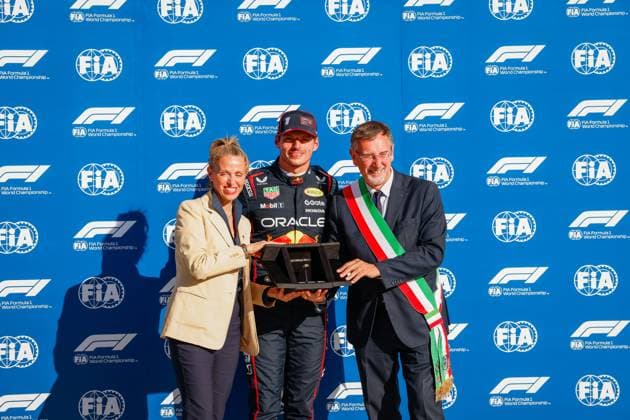 Formula 1 Pirelli Gran Premio d’Italia 2025 Alexis Perrin OVERTAKE MAXPPP - 06 09 2025 Celebrity and 01 VERSTAPPEN Max (nld), Oracle Red Bull Racing, pole position portrait at the Formula 1 Pirelli Gran Premio d’Italia 2025, the 16th round of the 2025 FIA Formula 1 World Championship, WM, Weltmeisterschaft at Autodromo Nazionale Monza in Monza, Italy, from 04 to 07 September 2025  Copyright: xOVERTAKE MAXPPPxAlexisxPerrinx OVT202509062716 OVT202509062716