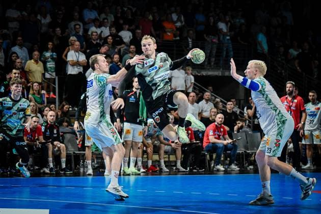 06.09.2025, xlakx, Handball Daikin HBL, Fuechse Berlin - SC Magdeburg v.l. Felix Claar (SC Magdeburg),Mathias Gidsel (Fuechse Berlin),Magnus Saugstrup (SC Magdeburg) setzt zum Sprungwurf an Berlin