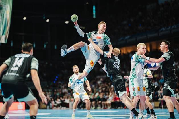 HBL: Füchse Berlin vs. SC Magdeburg, 06.09.25 Gisli Kristjansson (SC Magdeburg, 10) wirft aufs Tor, Matthes Langhoff (Füchse Berlin, 25) versucht das zu verhindern; Füchse Berlin vs. SC Magdeburg am 06.09.2025 in der Max-Schmeling-Halle, Berlin Copyright: xBEAUTIFULxSPORTS Tonhäuserx