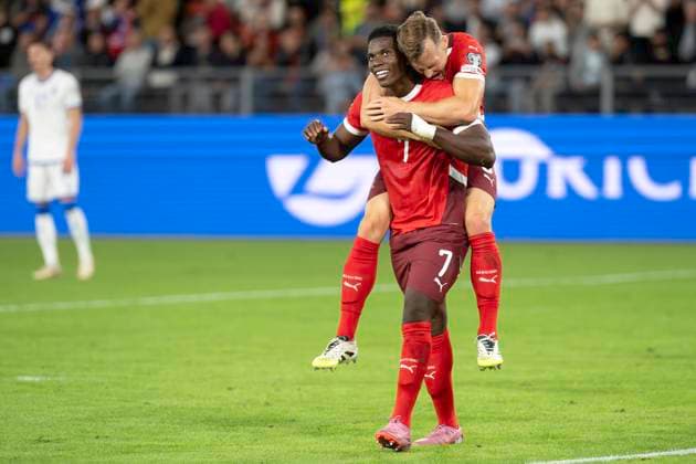Breel Embolo, hi. Silvan Widmer, SUI, Jubel, Schweiz - Kosovo, WM Qualifikation, Nationalmannschaft, Fussball, 05.09.2025 *** Breel Embolo, hi Silvan Widmer, SUI, cheers, Switzerland Kosovo, World Cup qualification, national team, football, 05 09 2025 