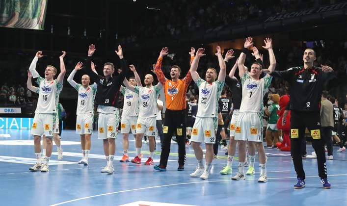 Magdeburger Mannschaft jubelt nach Spielende Freude Emotion Jubel Handball HBL Bundesliga Herren 3. Spieltag Saison 2025 2026 06.09.2025 Füchse Berlin vs SC Magdeburg SCM