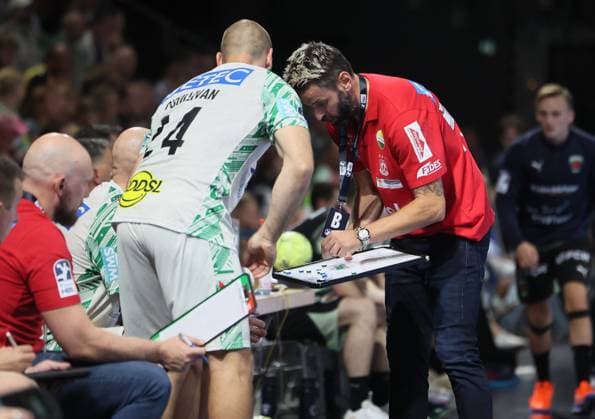 GER HBL Saison 2025 2026 FÜCHSE Berlin vs SC Magdeburg, 06.09.25, Max-Schmeling-Halle, Berlin, Bennet WIEGERT (SC Magdeburg_Trainer) im Dialog mit seinen Abwehr-Strategen Christian O SULLIVAN (SC Magdeburg 24) und Oscar BEGRENDAHL (SC Magdeburg 54)